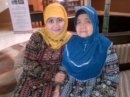 ilustrasi gambar: saya dan ibu ketika mengantar mas Agus lamaran di Kendari